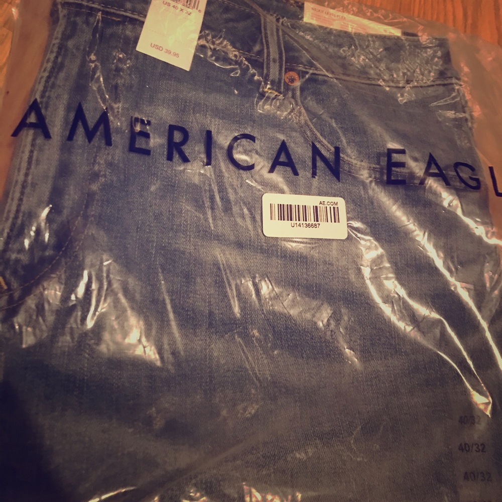 IN PACKAGE. Men’s American Eagle jeans. US 40X32.